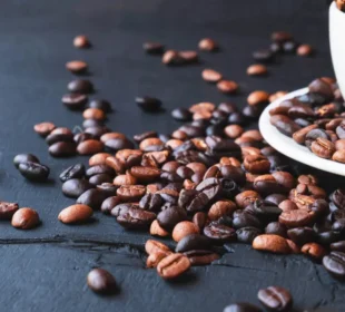 Does dark roast coffee have more caffeine? Dark roast vs light roast
